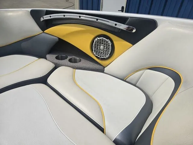 Slide: The Image of Malibu Wakesetter 23 LSV 2012 - 10