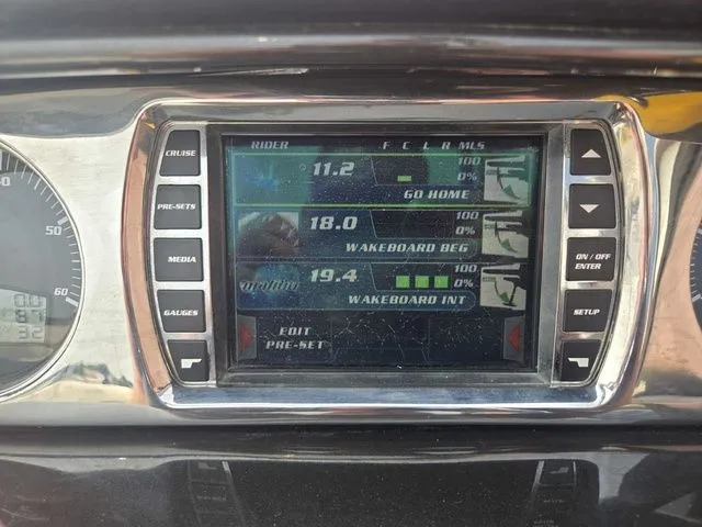 Slide: The Image of Malibu Wakesetter 23 LSV 2012 - 21