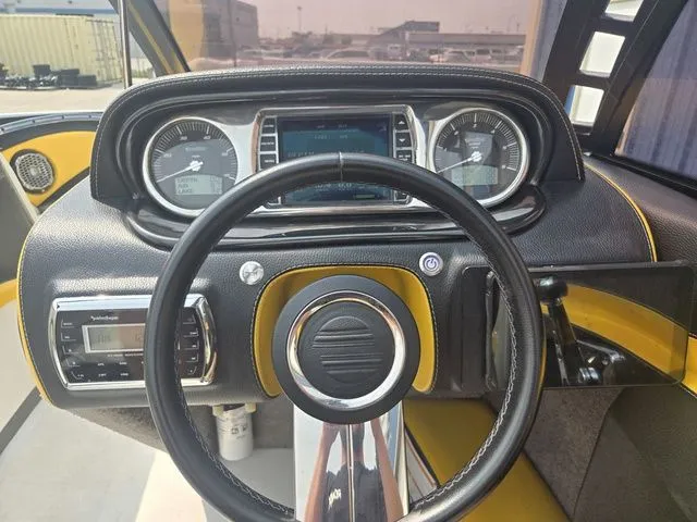 Slide: The Image of Malibu Wakesetter 23 LSV 2012 - 24