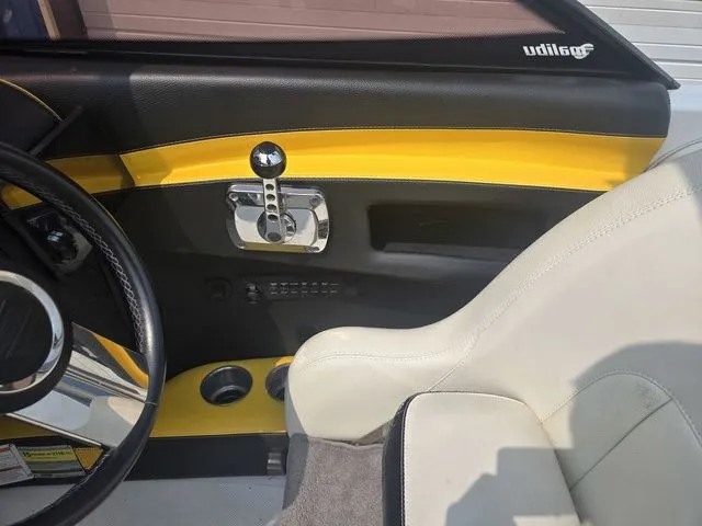 Slide: The Image of Malibu Wakesetter 23 LSV 2012 - 27