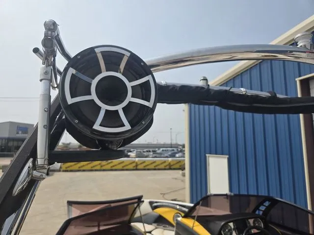 Slide: The Image of Malibu Wakesetter 23 LSV 2012 - 4