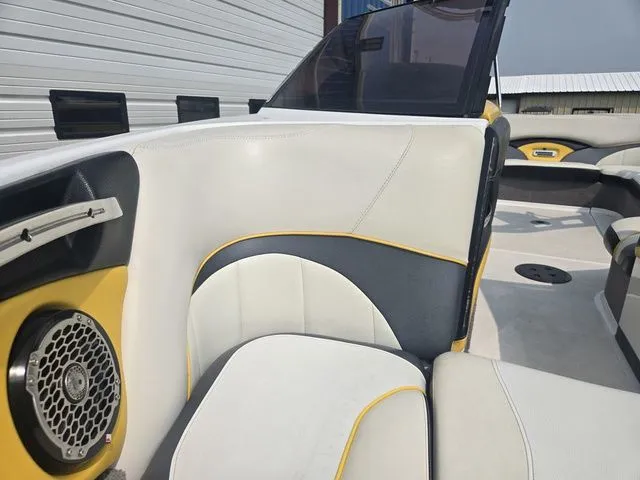 Slide: The Image of Malibu Wakesetter 23 LSV 2012 - 8