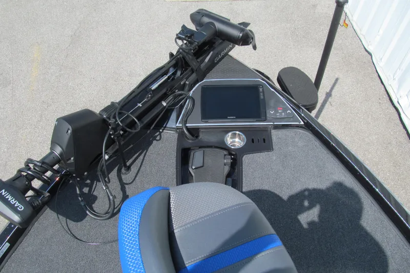 Slide: The Image of 2026 Ranger Z520 boat cockpit with Garmin electronics and blue-accented seat. - 9