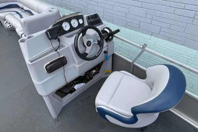 Slide: The Image of 1999 Sun Tracker PARTY BARGE 25 helm with steering wheel and gauges. - 3