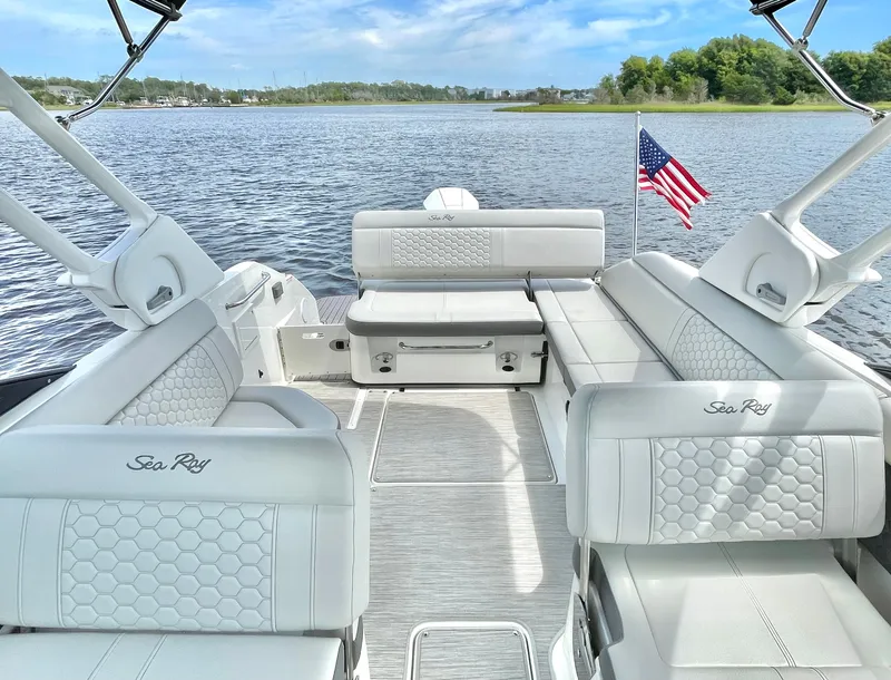 Slide: The Image of Sea Ray 250SD-OB 2023 - 16