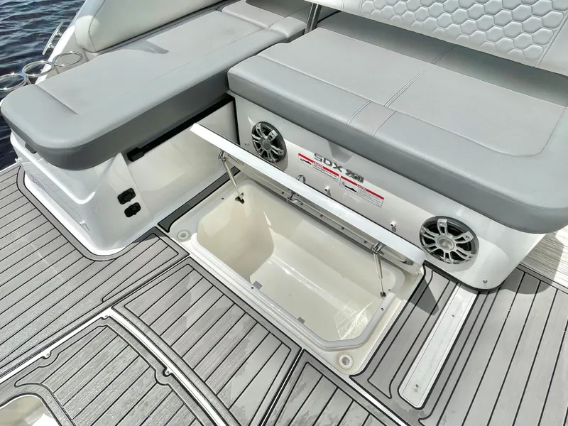 Slide: The Image of Sea Ray 250SD-OB 2023 - 23