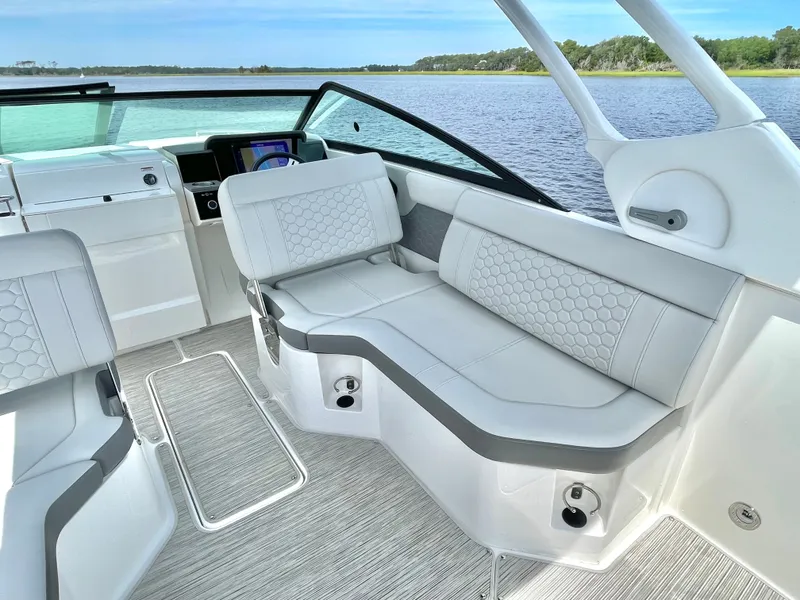 Slide: The Image of Sea Ray 250SD-OB 2023 - 26