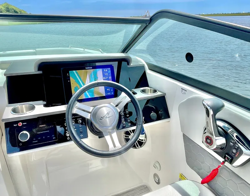 Slide: The Image of Sea Ray 250SD-OB 2023 - 31