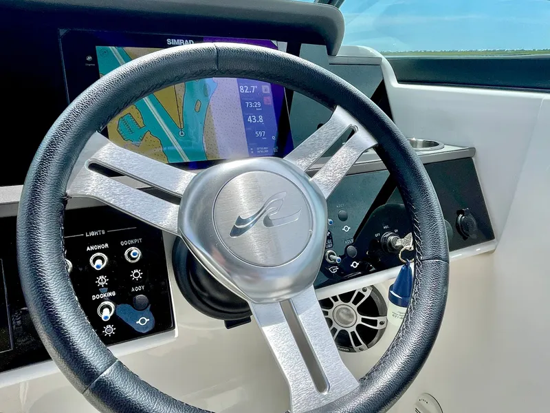 Slide: The Image of Sea Ray 250SD-OB 2023 - 32