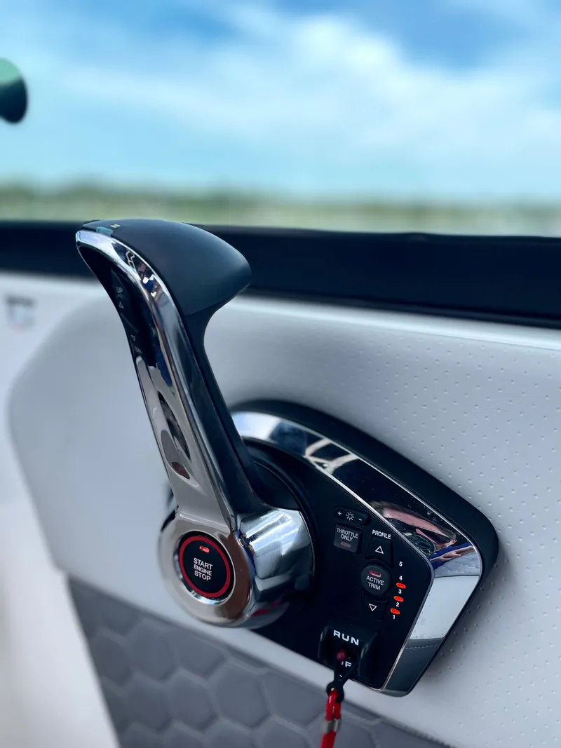 Slide: The Image of Sea Ray 250SD-OB 2023 - 33