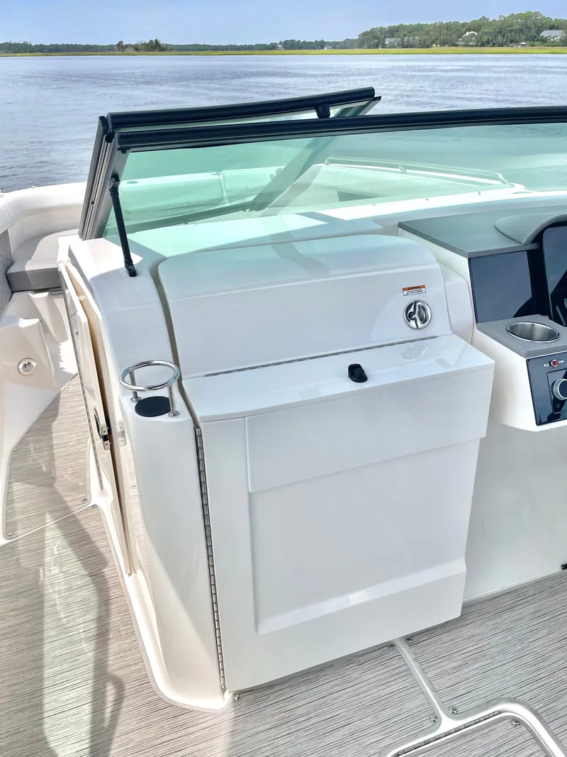 Slide: The Image of Sea Ray 250SD-OB 2023 - 35