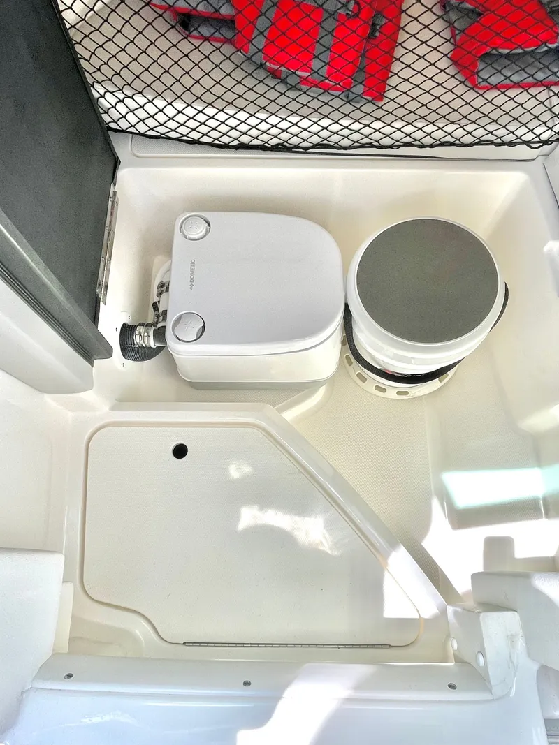 Slide: The Image of Sea Ray 250SD-OB 2023 - 38