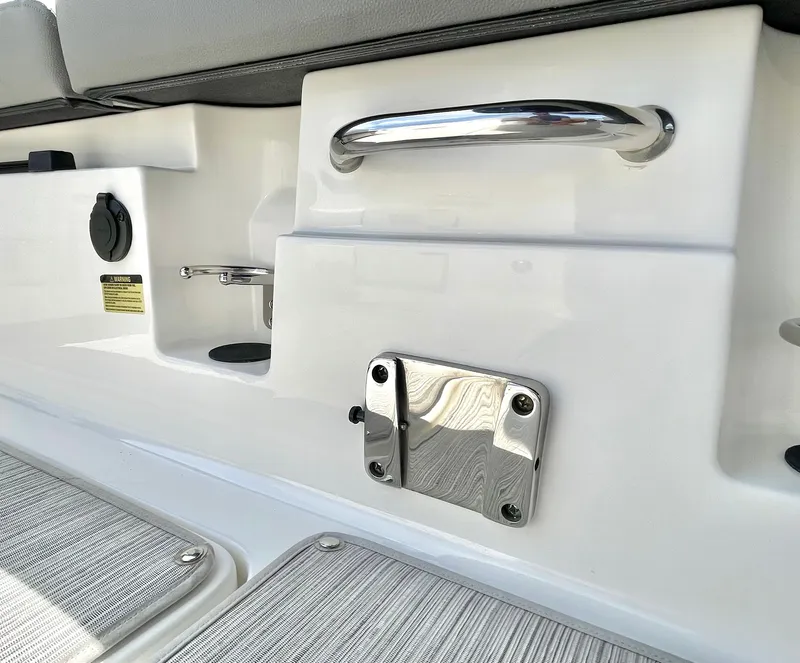 Slide: The Image of Sea Ray 250SD-OB 2023 - 45