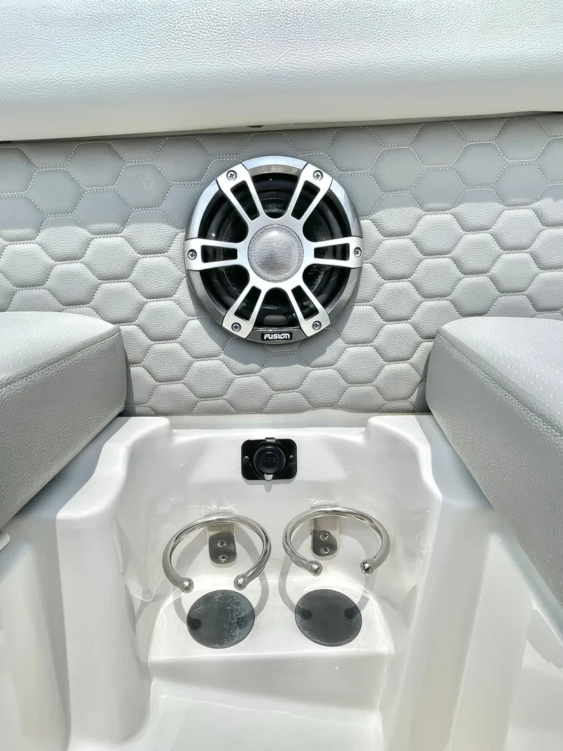 Slide: The Image of Sea Ray 250SD-OB 2023 - 48