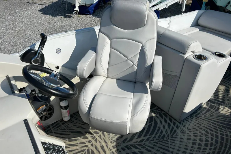Slide: The Image of Captain's chair and controls on a 2016 Crest Classic 250 SLR2 boat. - 13