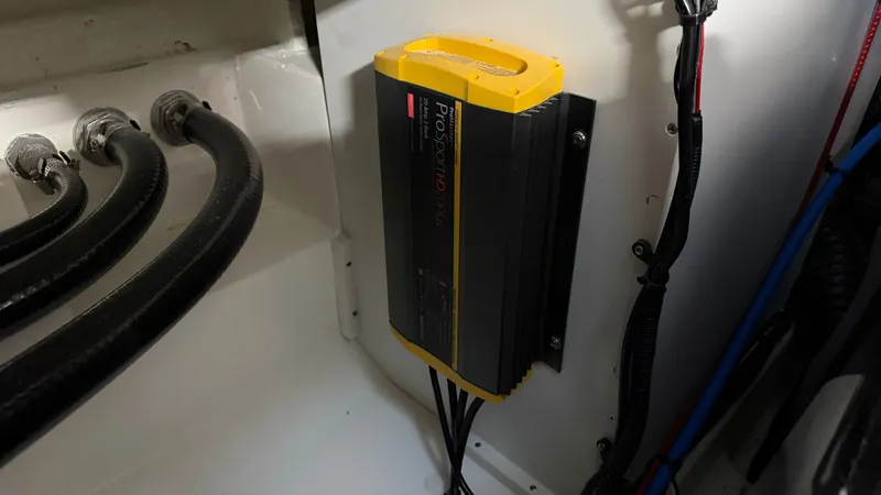 Slide: The Image of Sea Ray SLX 280 2026 - 40