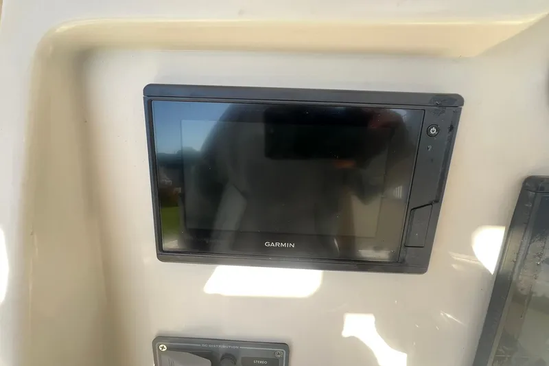 Slide: The Image of Garmin display on 2013 Sailfish 270 CC boat dashboard. - 31