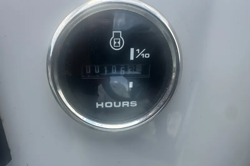 Slide: The Image of Hour meter display on 2022 Crest Classic LX 200 boat. - 13