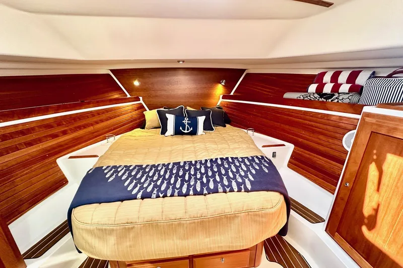 Slide: The Image of Queen Berth on Center - 42