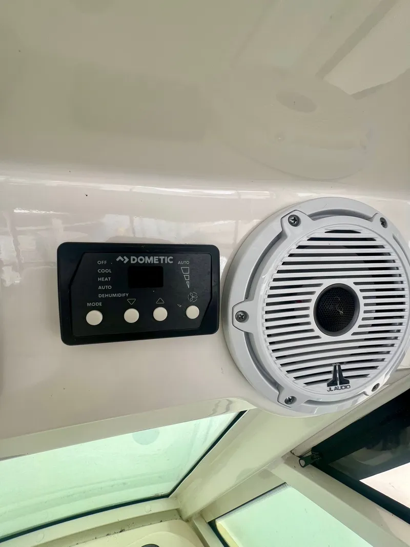 Slide: The Image of Boston Whaler 315 Conquest 2019 - 14