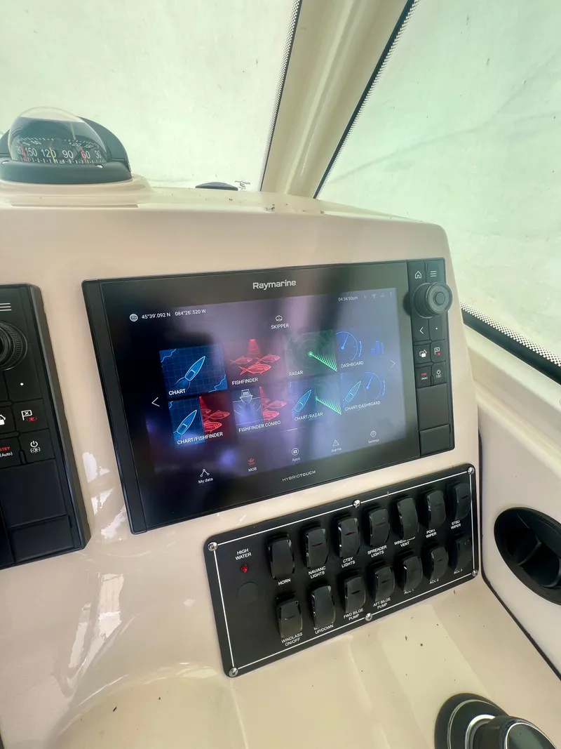 Slide: The Image of Boston Whaler 315 Conquest 2019 - 16