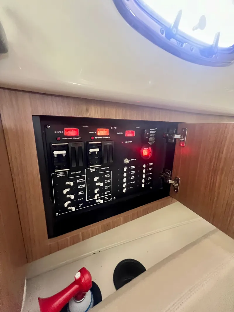 Slide: The Image of Boston Whaler 315 Conquest 2019 - 23