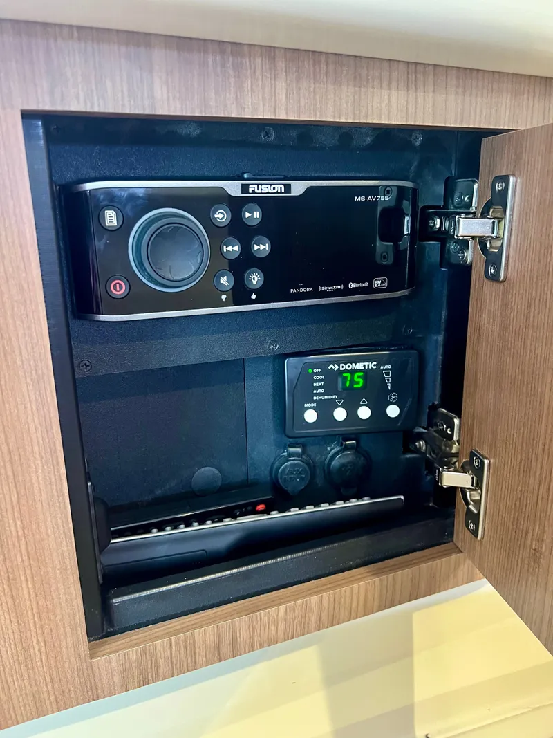 Slide: The Image of Boston Whaler 315 Conquest 2019 - 26