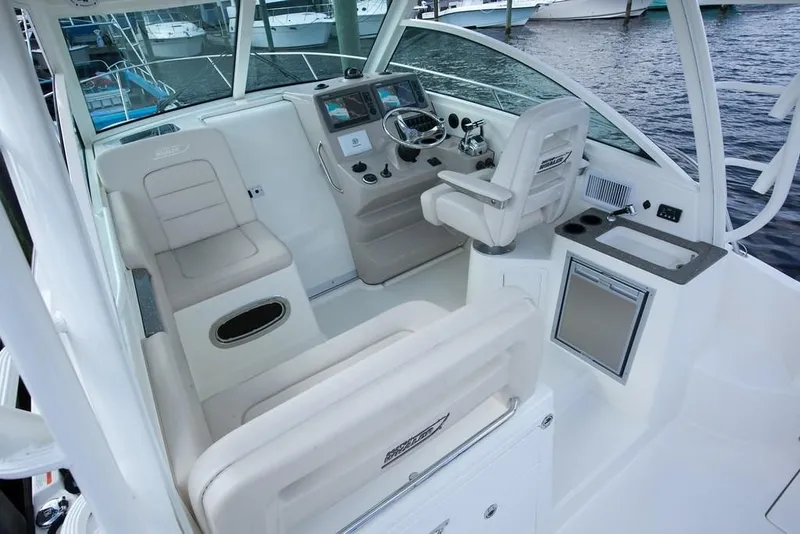 Slide: The Image of Boston Whaler 315 Conquest 2019 - 29