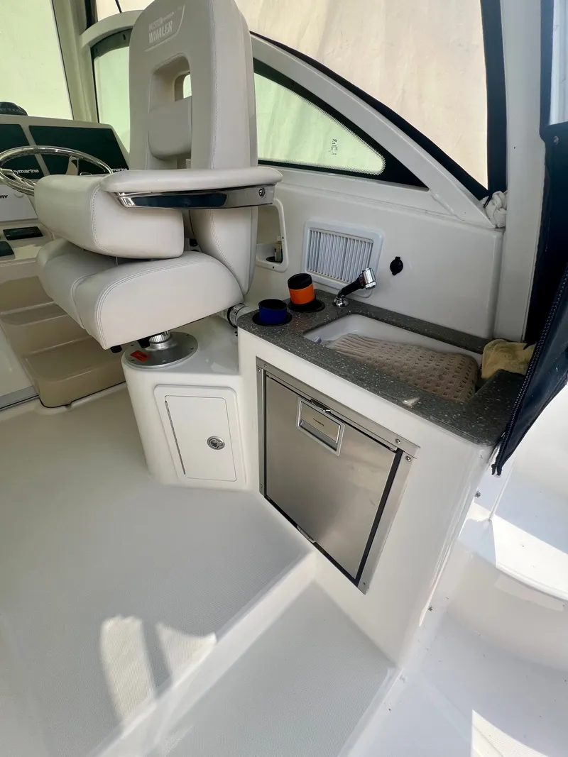 Slide: The Image of Boston Whaler 315 Conquest 2019 - 7
