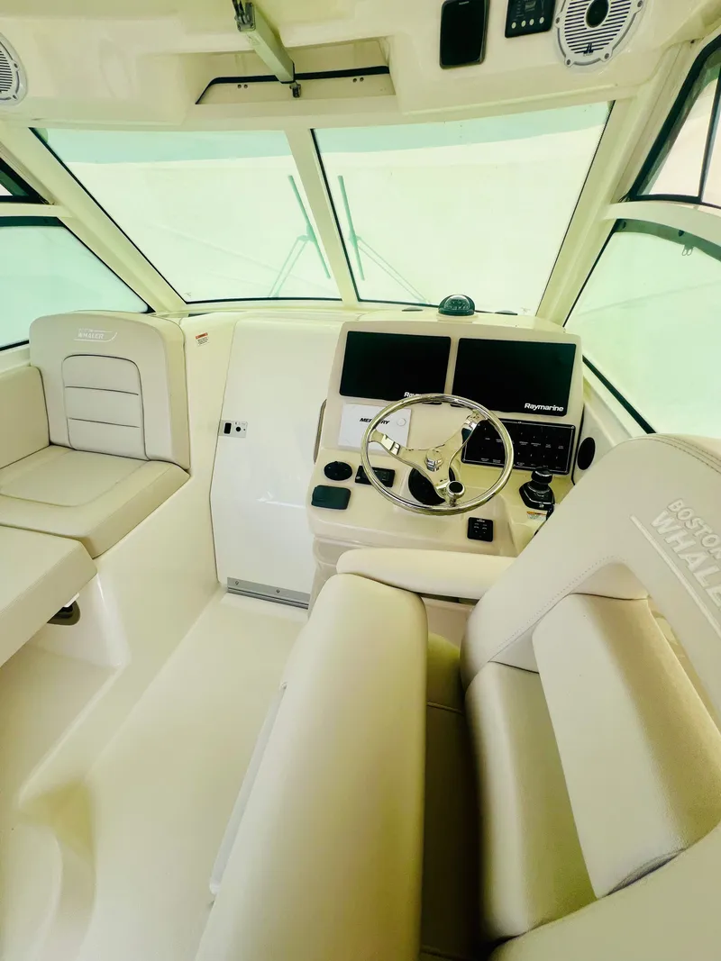 Slide: The Image of Boston Whaler 315 Conquest 2019 - 8
