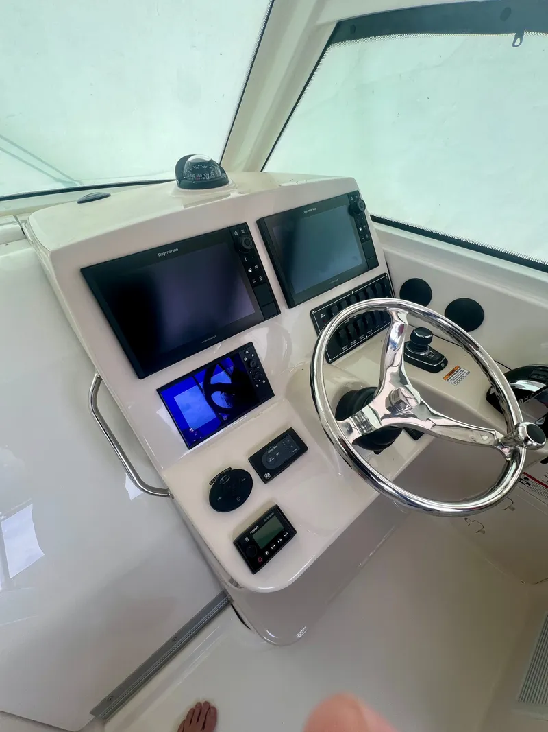 Slide: The Image of Boston Whaler 315 Conquest 2019 - 9