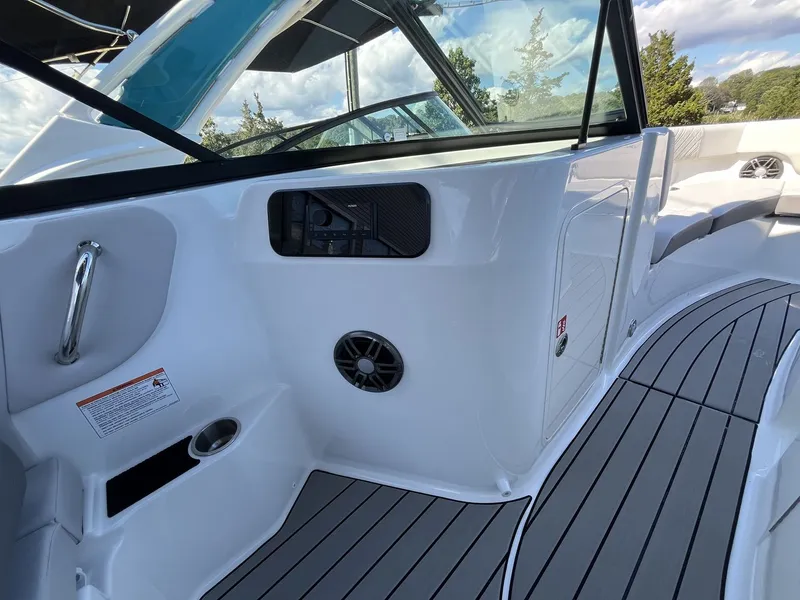 Slide: The Image of Sea Ray SDX 230 Outboard 2026 - 15