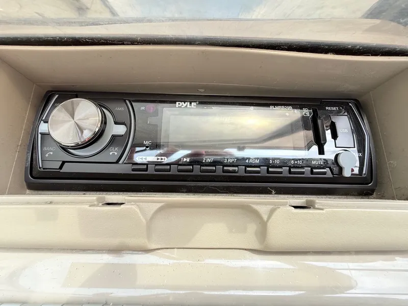 Slide: The Image of Bayliner 1950 Capri CL 1999 - 12