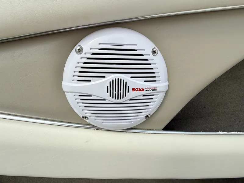 Slide: The Image of Bayliner 1950 Capri CL 1999 - 17