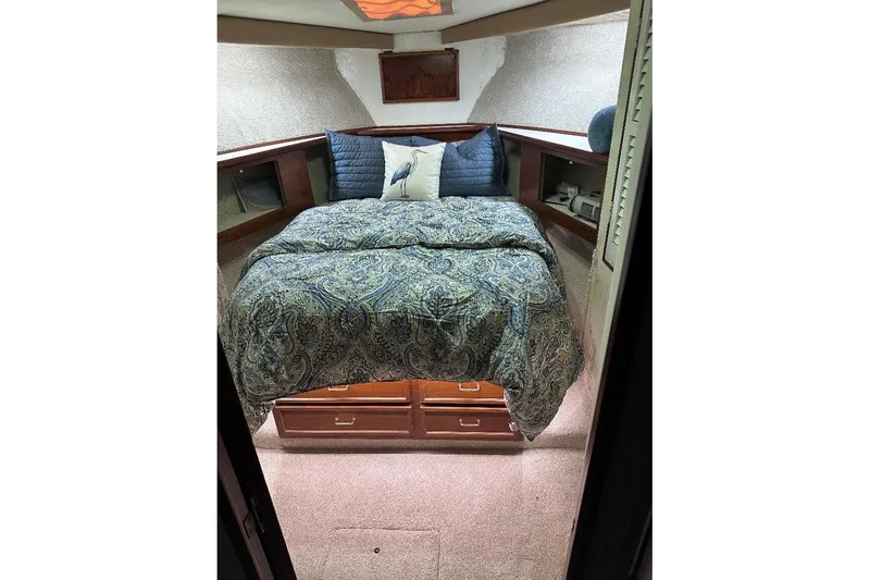 Slide: The Image of 1986 Ocean Yachts 38 Super Sport cabin with cozy bed and elegant bedding. - 23