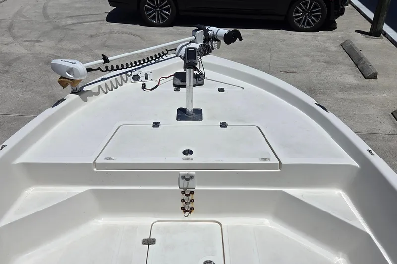 Slide: The Image of 2006 NauticStar 1900 Nautic Bay boat deck with trolling motor, parked on concrete surface. - 4