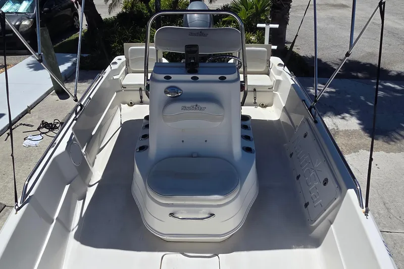 Slide: The Image of 2006 NauticStar 1900 Nautic Bay boat interior with seating and console. - 6