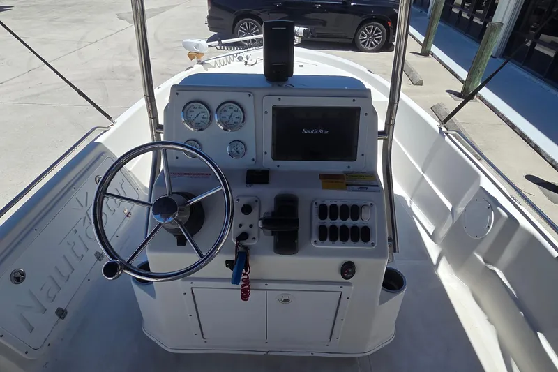Slide: The Image of 2006 NauticStar 1900 Nautic Bay boat console with steering wheel and gauges. - 7