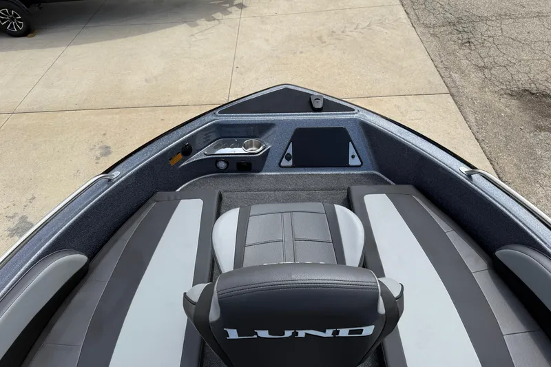 Slide: The Image of 2026 Lund 189 Tyee GL boat with Mercury Pro XS engine on trailer. - 7