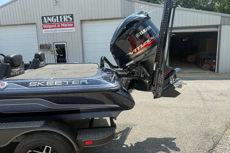 Slide: The Image of 2020 Skeeter ZX225 boat with Yamaha VMAX engine at Anglers Outpost & Marine. - 5