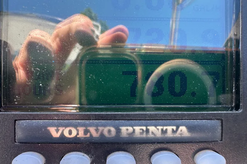 Slide: The Image of Volvo Penta display showing 760.7 hours on a 2007 Formula 400 Super Sport. - 22