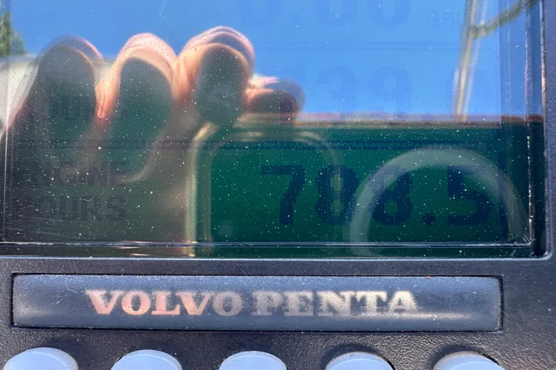 Slide: The Image of Volvo Penta engine display showing 786.5 hours on a 2007 Formula 400 Super Sport. - 30