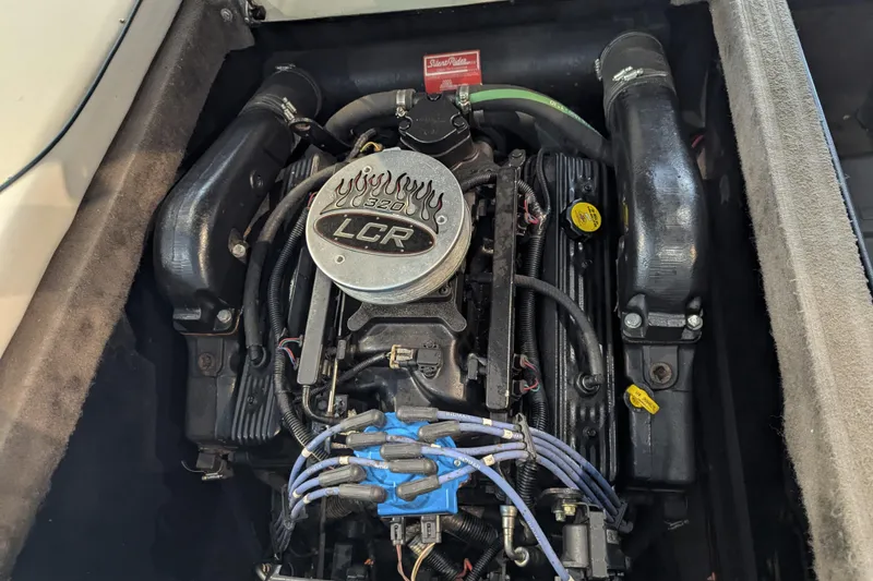 Slide: The Image of Engine of a 2000 Malibu Sunsetter VLX boat, featuring LCR 320 components. - 21
