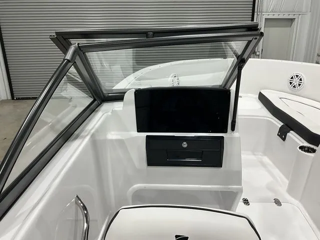 Slide: The Image of Stingray 172DC 2026 - 17