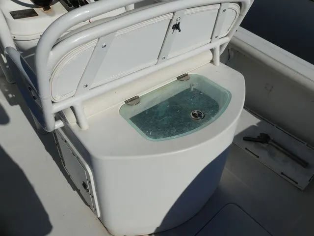 Slide: The Image of Everglades 210 Center Console 2006 - 8