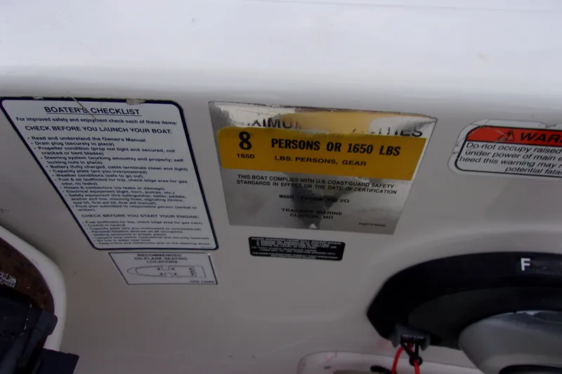 Slide: The Image of 2009 Tahoe 195 I/O boat capacity and safety checklist labels. - 14