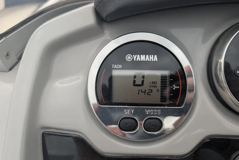 Slide: The Image of Yamaha tachometer on 2018 Chaparral 191 Suncoast boat dashboard, displaying 142 hours. - 13