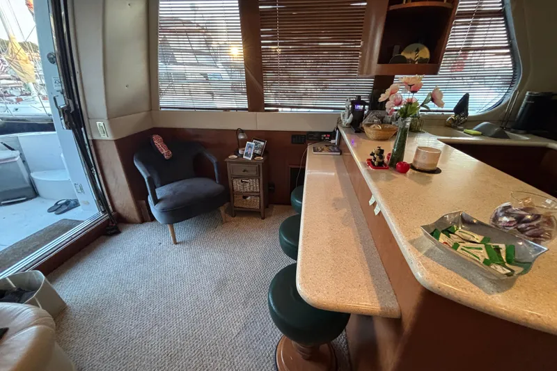 Slide: The Image of Interior of 1998 Carver 530 Voyager Pilothouse with cozy seating and decorative accents. - 19