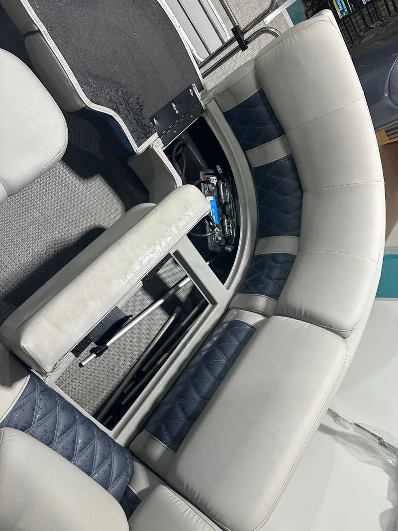 Slide: The Image of Bennington 27QFBWAT2SR 2024 - 45