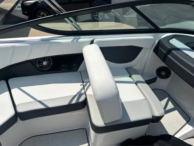 Slide: The Image of Regal 2000 ESX 2023 - 8